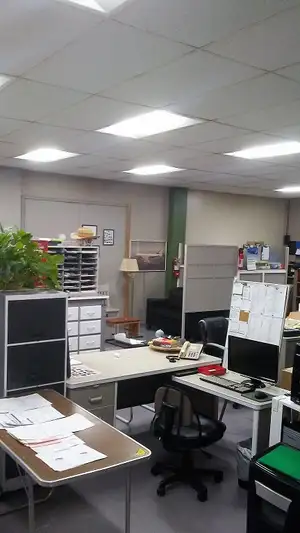 Spacious Warehouse/office/ and private parking. Photo 4