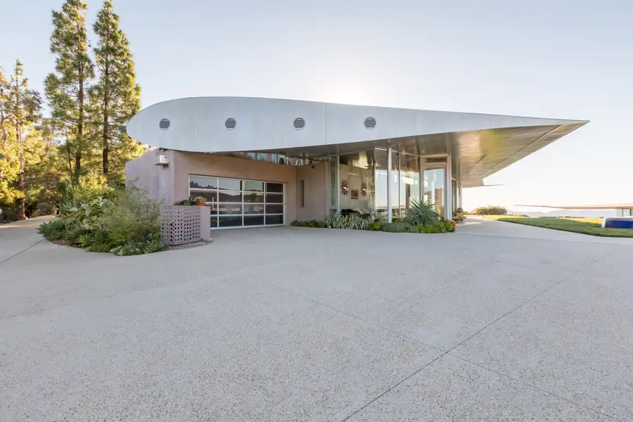 747 Wing House Photo 1