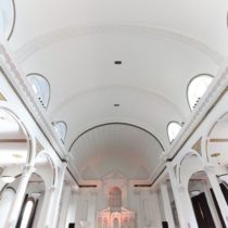 arched-ceiling-natural-light-ballroom-38